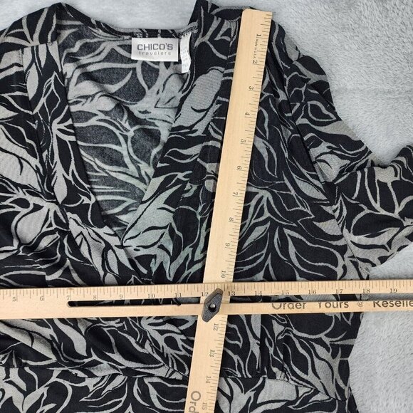 Chicos Travelers Knit Top Womens Size 2 Stretch 3/4 Sleeve Black Geometric VNeck - Picture 5 of 7